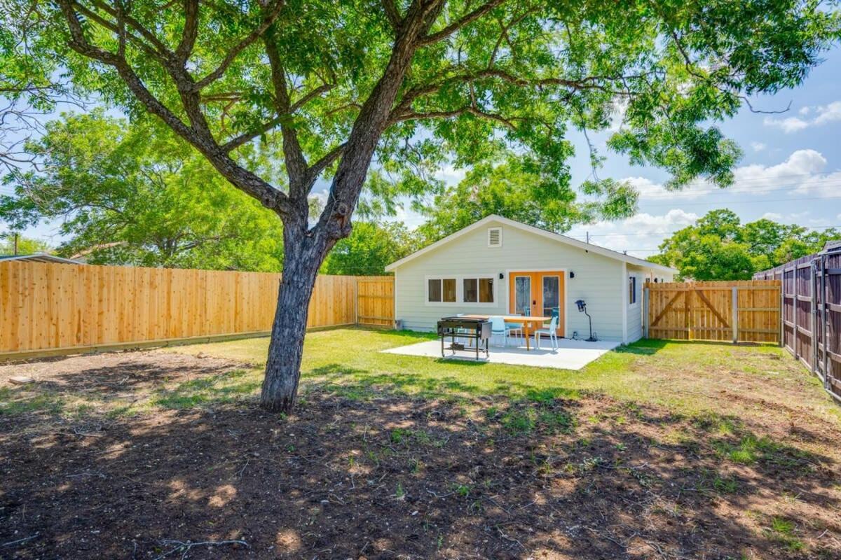 2 Kings Hot Tub Modern Cottage Hill Country Blanco Exterior photo